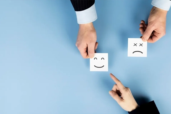 Equipe analisando pesquisa NPS e feedback de clientes para Diferença entre NPS, CSAT e CES: qual métrica usar em cada caso