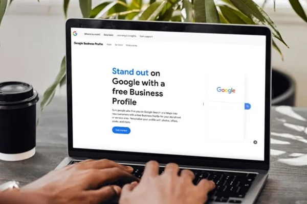 Customer leaving a Google review in a reputation strategy for Google Business Profile: how to optimize it to attract more customers