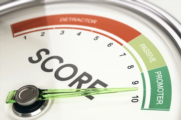 Equipe analisando pesquisa NPS e feedback de clientes para Qual é um bom NPS? Benchmarks e interpretação por tipo de negócio